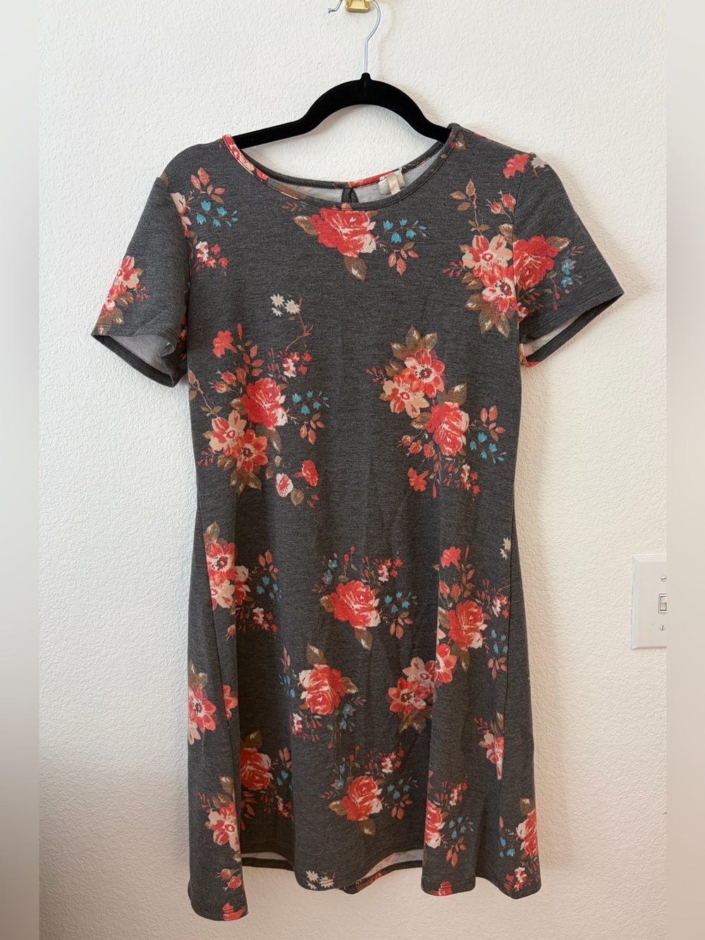 Women's Gray Floral Short-Sleeve Knit Swing Dress - Coral Rose Print